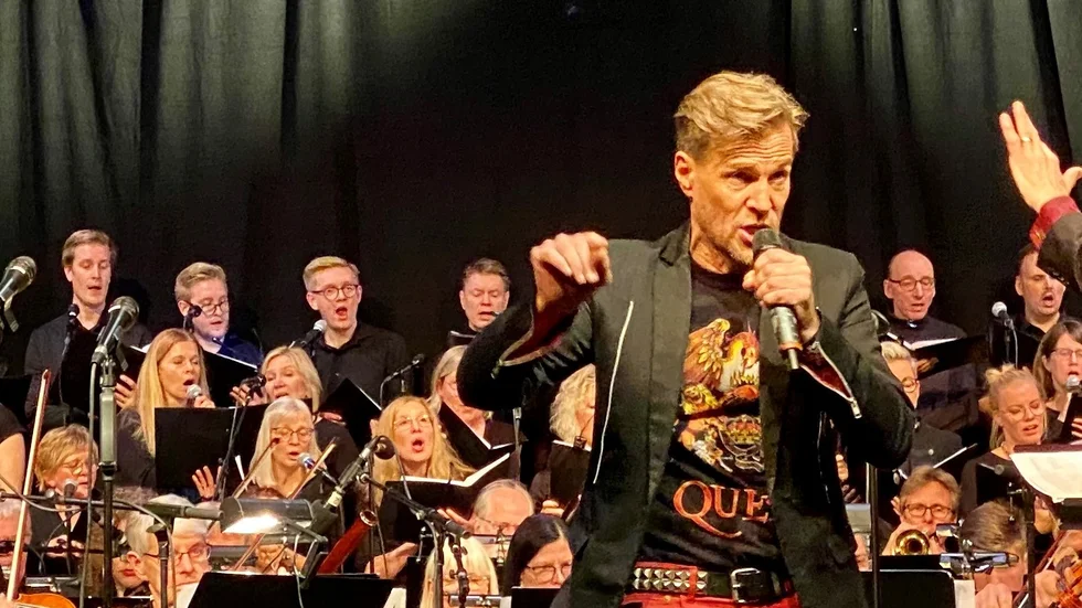 Magnus Bäcklunds sjöng tillsammans med  Katrineholms symfoniorkester och Katrineholms kammarkör för en fullsatt Talåsaula på lördagen.
