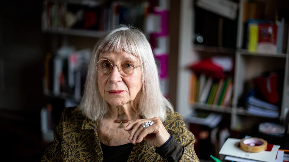 Kassvis med manuskript har nu blivit självbiografin "Vem tror hon att hon är, Suzanne Osten?"