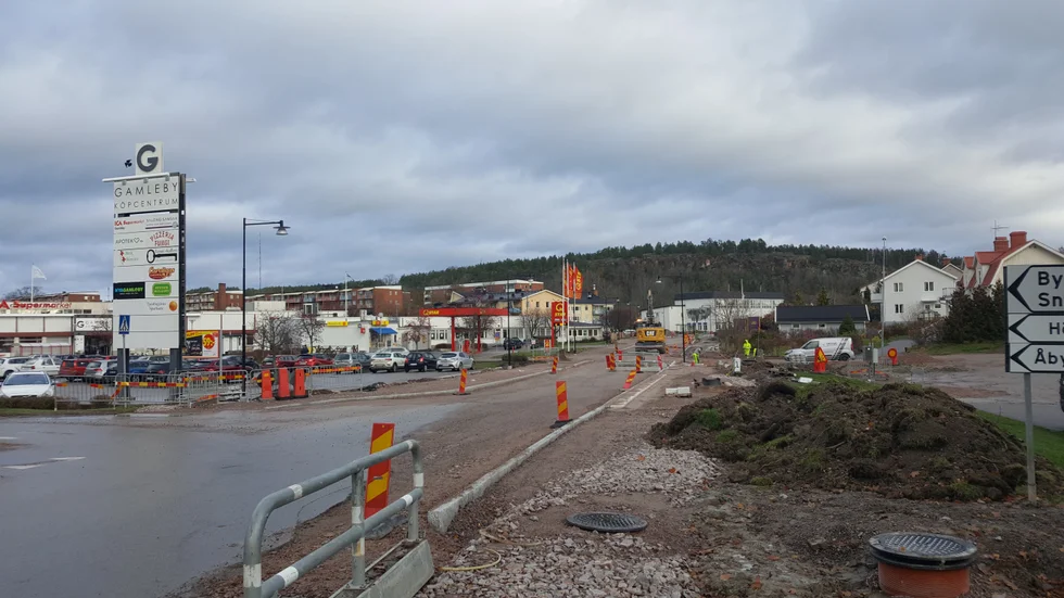 10 november. Arbetet pågår vid Trädgårdsgatan, men det går att passera med bil.