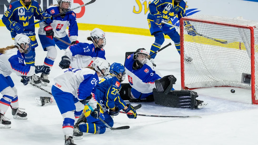 Superkedjan i fokus. Emma Nordin (27) gör 1–0 för Damkronorna mot Slovakien under överinseende av kedjekamraterna Hanna Olsson (26) och Josefin Bouveng (11).