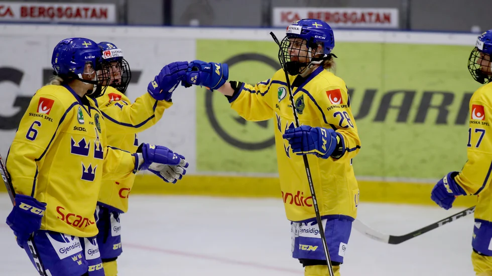 Michelle Löwenhielm, i mitten, och Damkronorna tar hjälp av en psykologisk coach i OS-kvalet, landslagets första tävlingsmatcher på över 2,5 år. Arkivbild.
