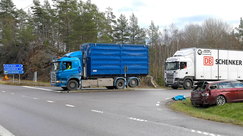 En personbil fick plåtskador i kollisionen med en buss.