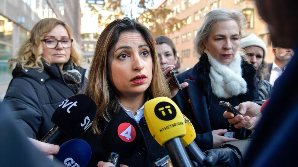 Vänsterpartiets partiledare Nooshi Dadgostar lämnar finansdepartementet efter ha att träffat Socialdemokraternas partiledare Magdalena Andersson.
