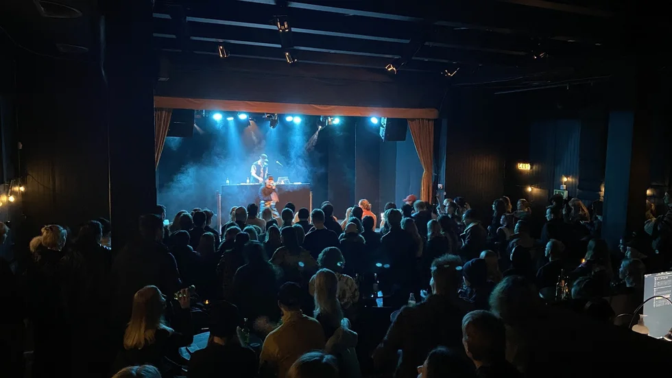 Lillan bjuder upp på stödkonsert till krigsdrabbade Ukraina. Bilden är från välbesökta konserten med Cleo under Luleå live.