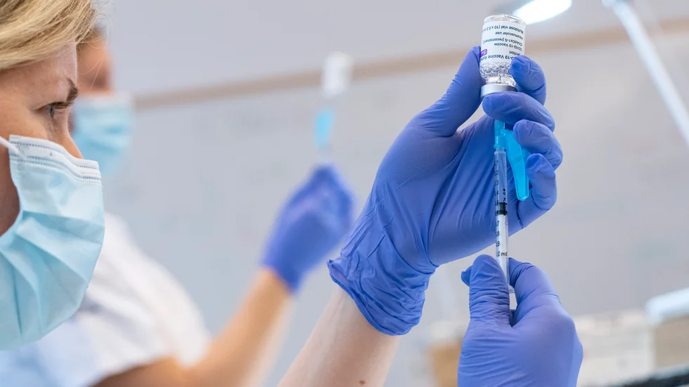 Den som fått dos ett med Astra Zenecas vaccin ska inte behöva vänta i tolv veckor på andra dosen, utan ska kunna boka ny tid.