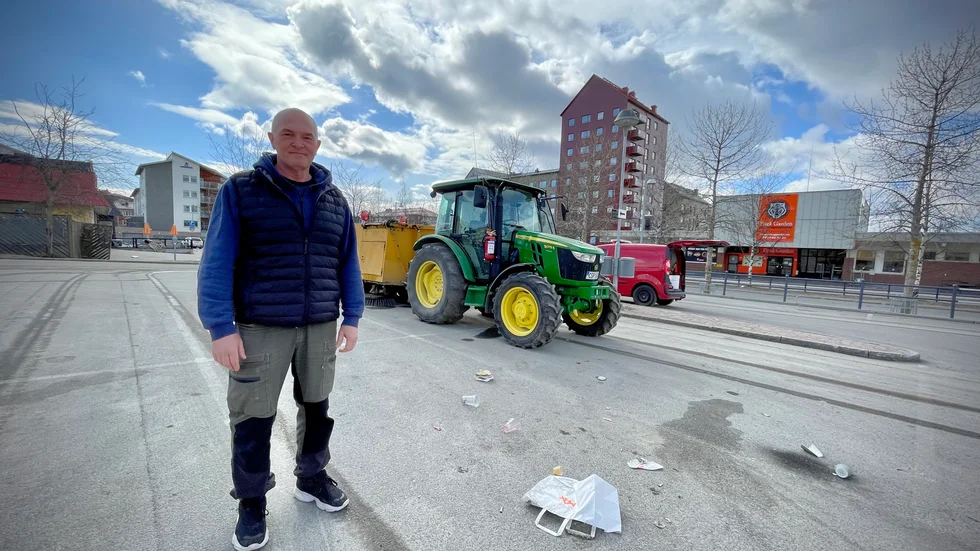 Dick Junes, arbetsledare på gatuavdelningen vid Piteå kommun, konstaterar att det är mycket krossat glas i centrala stan efter lördagens bilfest. "Men han tar upp ganska mycket med sopen", säger han och syftar på Mr Broadway i bakgrunden.