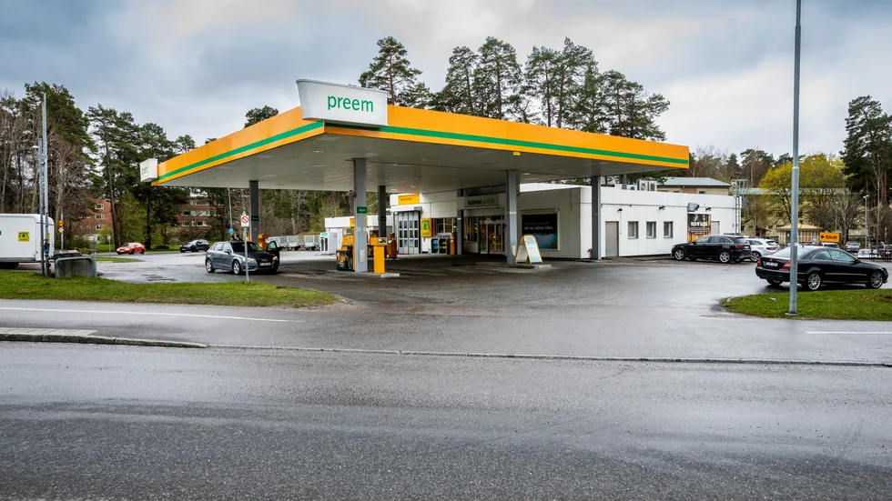 41-åringen låste in sig på kundtoaletten och ringde 112 vid den här bensinstationen i Eriksberg.