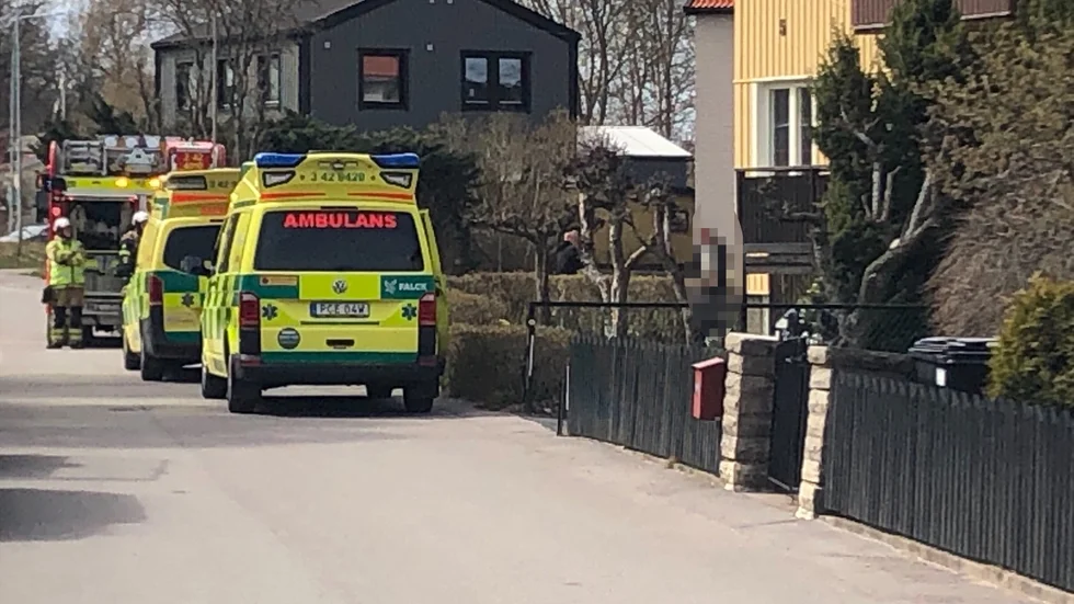 Räddningstjänst och ambulans på plats.