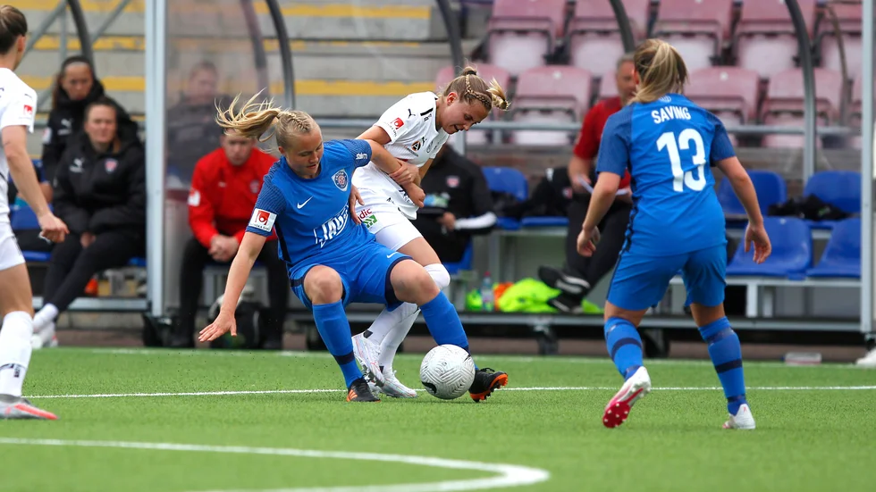 Uniteds Noor Eckhoff i duell med Rosengårds Ria Öling.