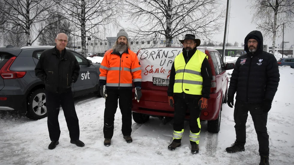 Inledningsvis samlades ett mindre antal Luleåbor utanför Coop arena. Senare anslöt ett 50-tal fordon i protestkortegen. 