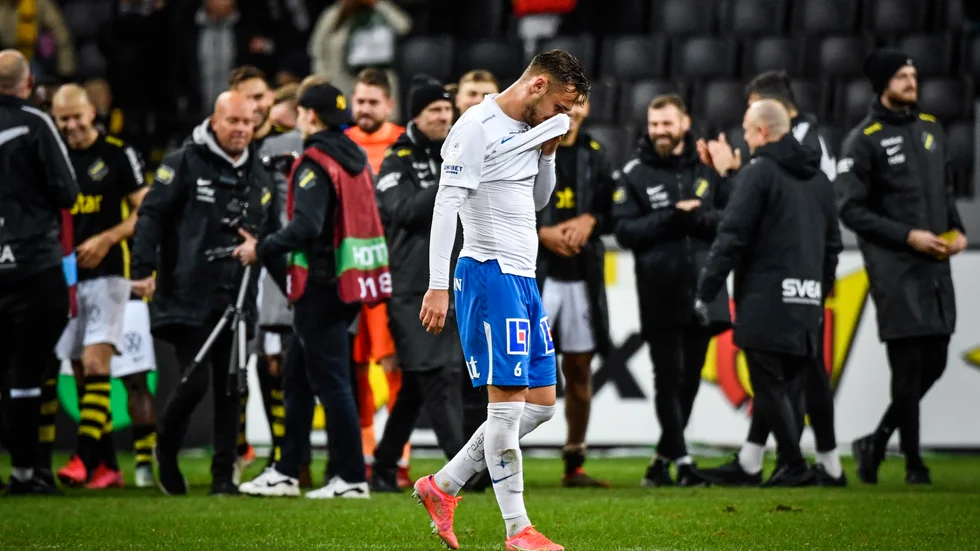 IFK Norrköpings Linus Wahlqvist går hårt åt planen på Friends arena.