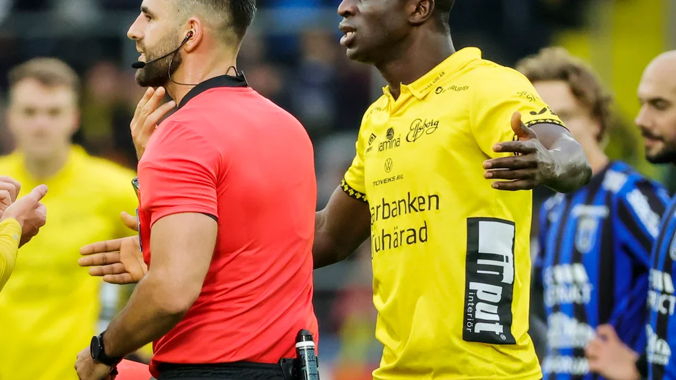 Elfsborgs Maudo Jarjué fick rött kort av domaren Granit Maqedonci mot Sirius i söndags. Nu missar han bortamatcherna mot Degerfors och IFK Norrköping.
