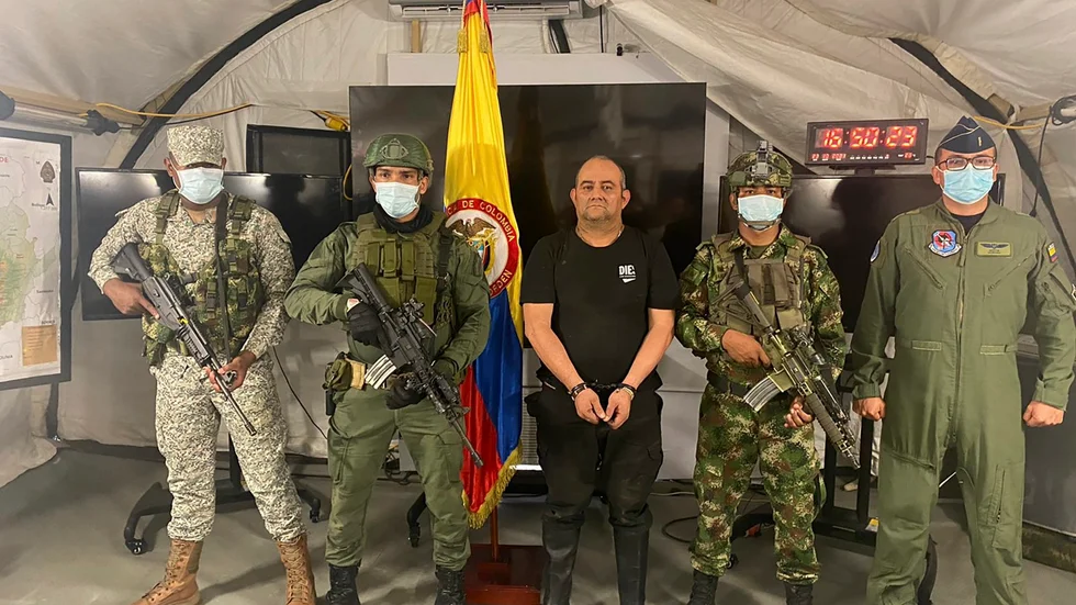 Colombias knarkkung Dairo Antonio Úsuga, kallad “Otoniel,” visas upp för media på en militärbas i staden Necoclí.