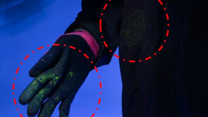 När en av gärningsmännens handske belystes med UV-ljus visade sig sanningen.