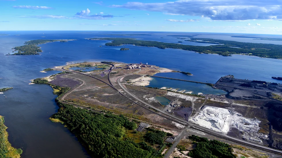 Svartön med LKAB:s malmhamn längst ut på Sandskär. LKAB får köpa mark av kommunen för den nya industriparken.