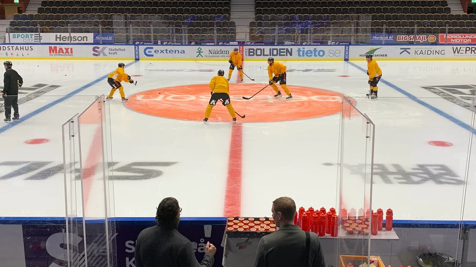 Skellefteå AIK är på is med tre målvakter och 21 utespelare under onsdagsmorgonen, trots att Oskar Nilsson och Tuomas Kiiskinen inte deltar.