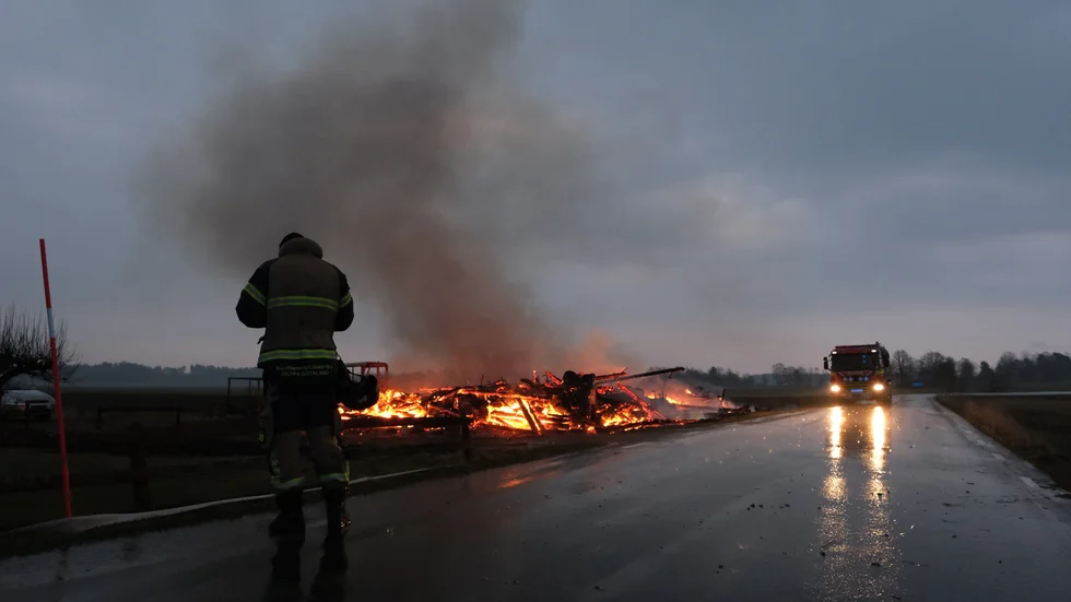 Ladugården blev totalförstörd i lördagens brand.