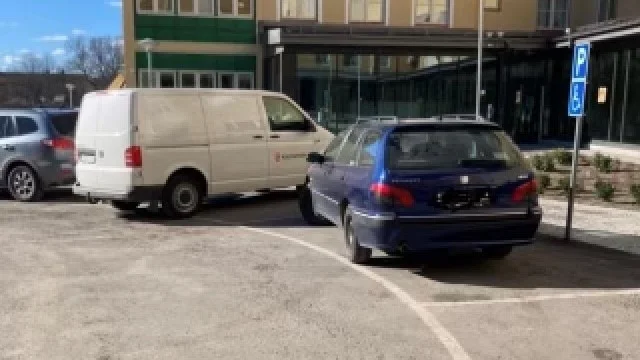 Signaturen "Rörelsehindrad" skriver att det kanske behövs tydligare skyltning vid parkeringarna för rörelsehindrade vid Kullbergska sjukhuset.