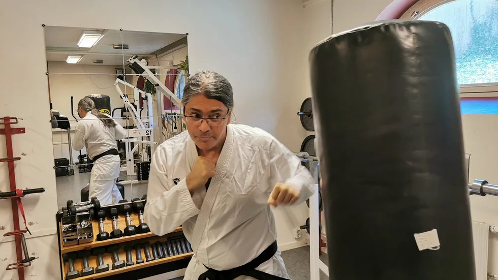 "Tänker man på annat när man tränar karate gör det ont. Det är som ett straff. Det hjälper mig att koppla bort jobbet efter en tuff dag", säger han.