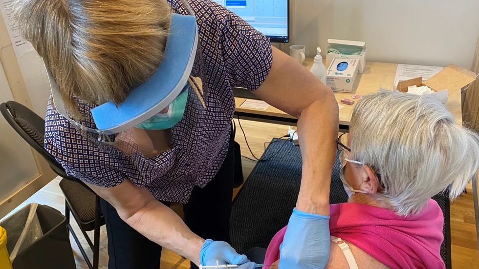 Här ger sjuksköterskan Cecilia Schmidt-Karlsson Skärplingebon Inger Brusell vaccinsprutan på Möbeln i Tierp. Den här veckan vaccineras de som är 80 år eller äldre där.