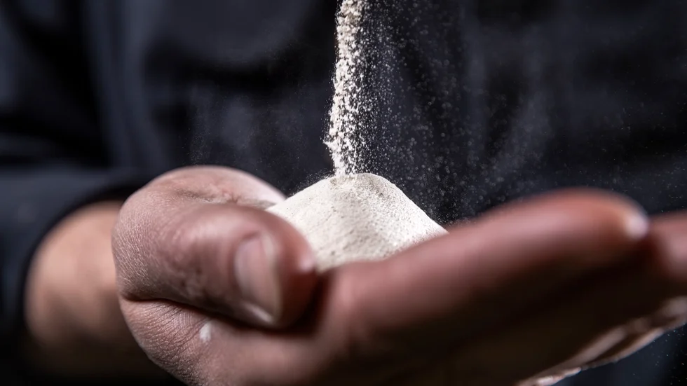 Koncentrat av apatit ska användas till storskalig framställning av miljövänlig fosformineralgödsel, sällsynta jordartsmetaller, gips och fluor. Apatet på bilden är framställt i LKAB:s pilotanläggning.