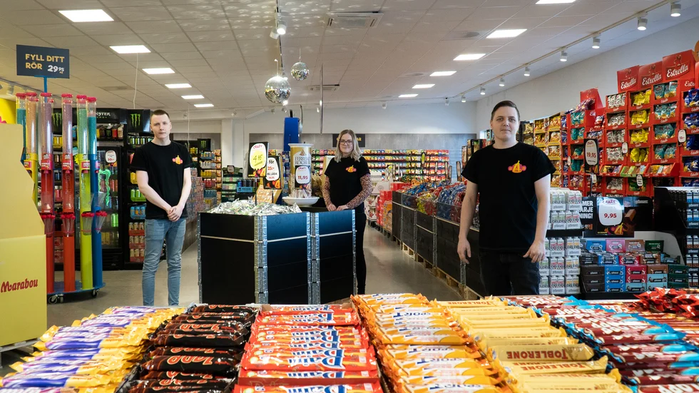 Butikschef Robin Söderberg (till höger) tillsammans med kollegorna Anna Björk och Erik Wahlvik på Go Banana i Piteå.