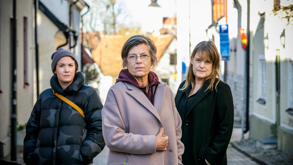 Emma Gustafsson, Annika Eiranson och Cecilia Herdenstam ser hur de ensamkommande ungdomarna kämpar mot klockan. Inom sex månader, eller i bästa fall ett år, måste de skaffat ett fast jobb. Annars väntar utvisning till världens farligaste land, Afghanistan.