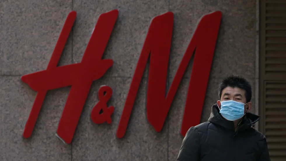 En man passerar förbi en H&M-butik i Peking. Arkivfoto.