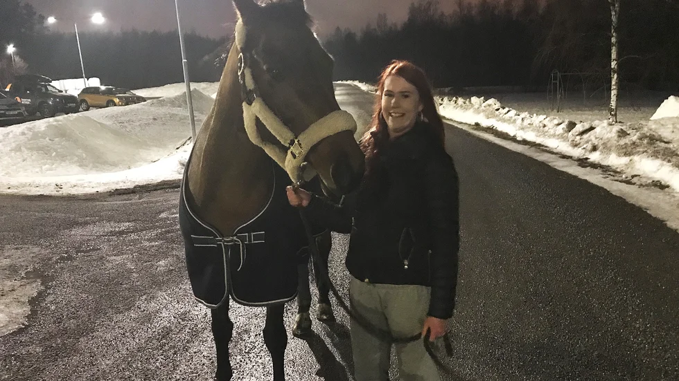 Frida Brandell hennes stallkompisar hjälpte hästen Vanda upp ur diket.