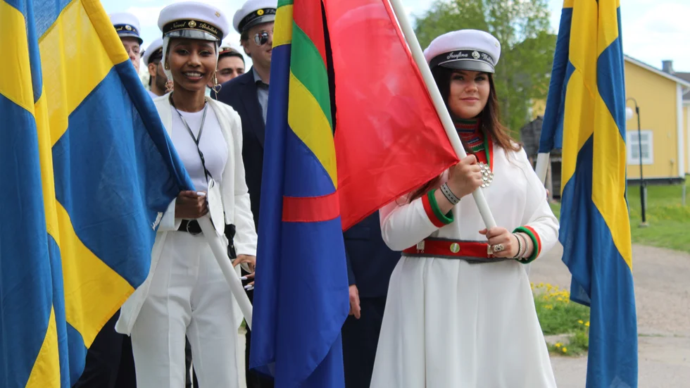 Nawal Abdullahi Daud och Josefina Wallström gick i täten med den svenska och samiska flaggan.