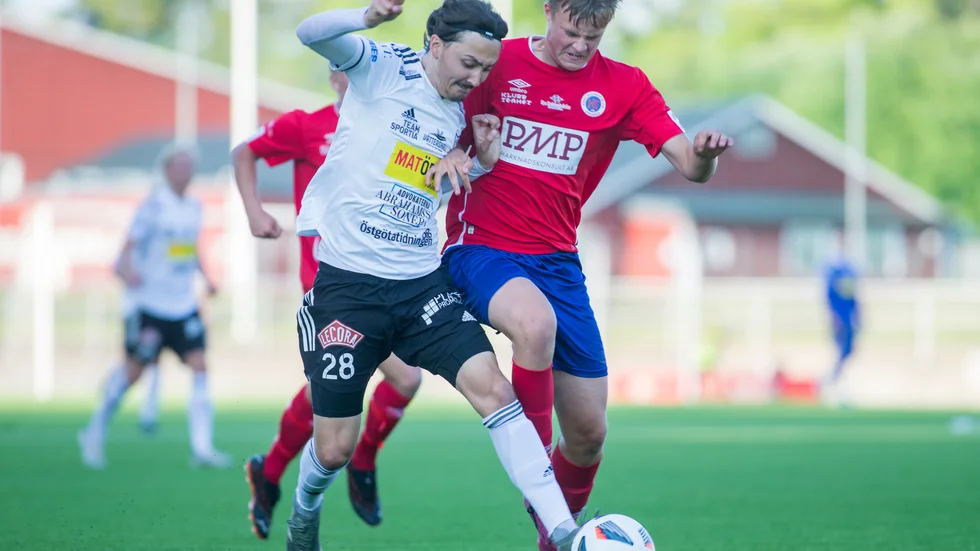 Adam Bark gjorde den viktiga 2-2-kvitteringen i en tidig toppmatch mot Karlslund som Maif både kunde vunnit och förlorat. Det var både bra och inte bra i hemmapremiären.