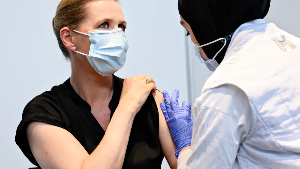 Danmarks statsminister Mette Frederiksen vaccinerades mot covid-19 den 4 juni. Antalet nya covid-19-fall i Danmark minskar just nu - men inte lika snabbt som i resten av EU. Arkivfoto.