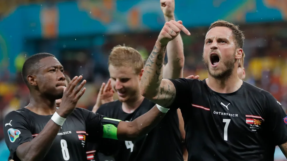 Österrikes Marko Arnautovic, till höger, stängs av en EM-match för att ha förolämpat en nordmakedonsk spelare med sitt aggressiva målfirande.