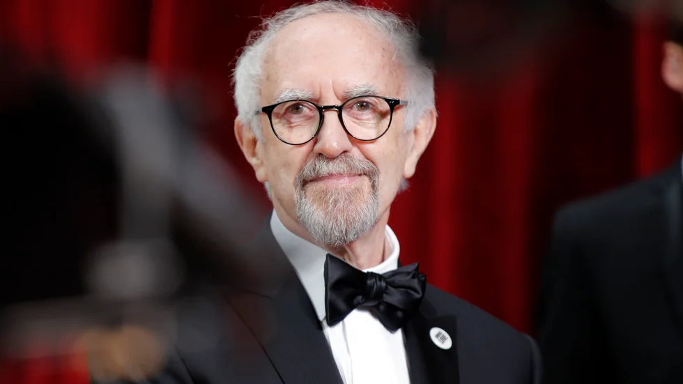 Jonathan Pryce hedars av den brittiska drottningen. Arkivbild.