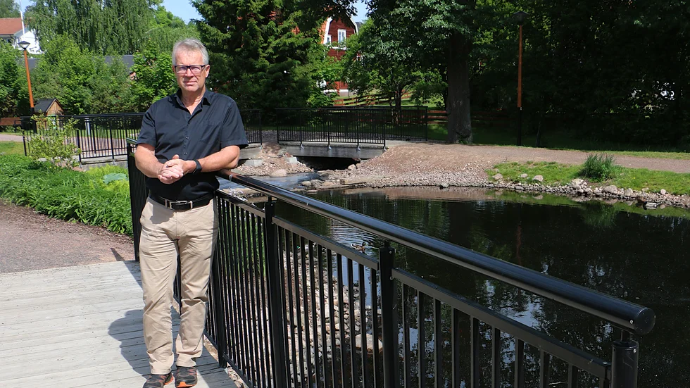 Anders Helgee ser en dubbel skönhet i den nya Mimerparken i Hultsfred. Inte den bara yttre med vatten blommor och grönt, utan också en skönhet i funktionen, genom att den tar hand om dagvattnet.