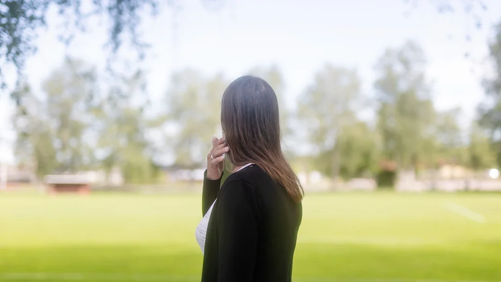 "Jag förstår att folk är upprörda, jag är själv otroligt förbannad", säger mamman till killarna som misstänks ligga bakom helgens skadegörelse i Björklinge.