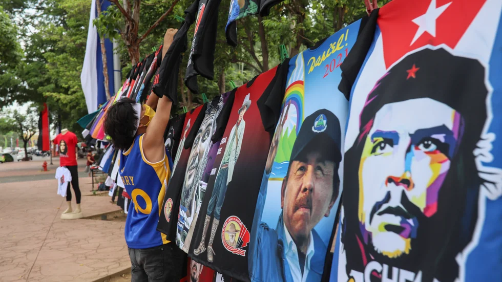 En försäljare säljer t-shirts med bland annat Nicaraguas president Daniel Ortega. Arkivbild.