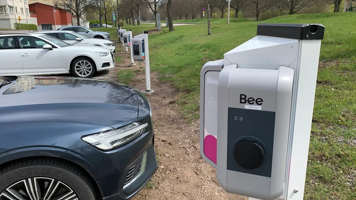 Tillfälliga besökare kan också ladda bilen i Berga och Vasastaden. Då kostar det 3 kr/kWh.