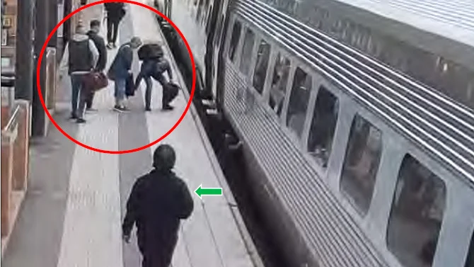 Stationen i Linköping. Övervakningsfilmen avslöjar hur männen omringar en resenär och "hjälper" henne med bagaget. Kvinnan upptäckte senare att hennes plånbok stulits.