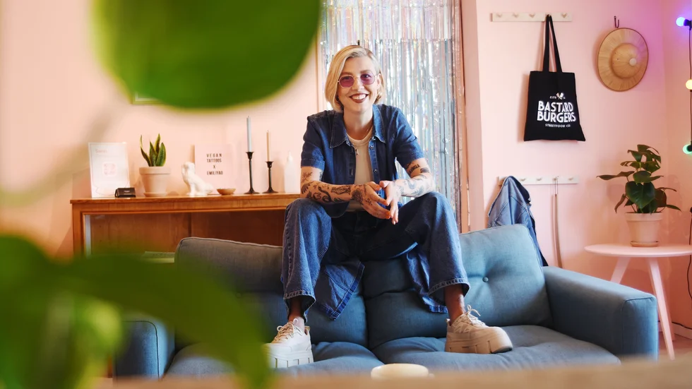 Emilia Olausson har öppnat Flow studio i Luleå, en plats för kreativa personer att träffas och inspirera varanda på. 27-åringens huvudsyssla är att tatuera, men hoppas kunna göra allt möjligt i studion.