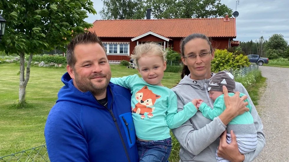 Johan och Caroline Eckemalm är några av alla Tierpsbor som fått bygglov de senaste åren för att bygga ut huset. På bilden syns även Elsa och Nils. Johan har även barnen Theo och Alva sedan tidigare.