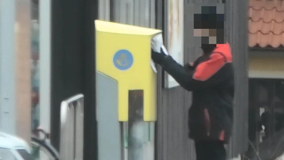 Här postar den åtalade mannen enligt åklagaren brev som innehåller narkotika tänkta att skickas till kunder över hela Sverige.