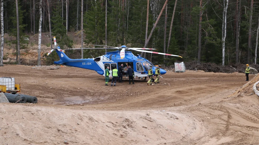 En person har fått föras till sjukhus med ambulanshelikopter efter en cross-olycka på motorstadion i Knutby.