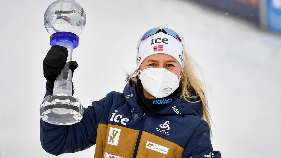 Tiril Ekchoff, Norge, med sprintcupsbucklan i hand efter fredagens sprint i Östersund.