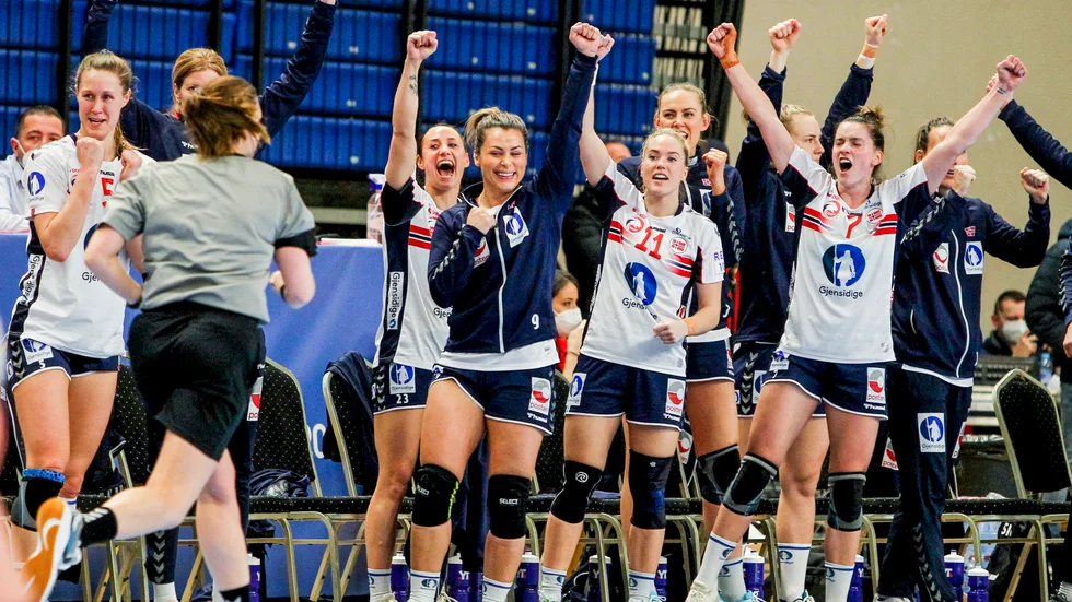 De norska handbollsdamerna jublar efter segern mot Rumänien i OS-kvalet.