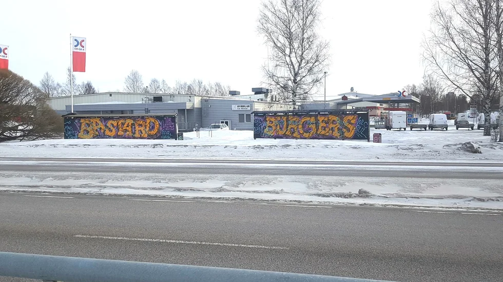 Graffitiplanken vid OK i centrala Luleå har bästa tänkbara läge. Nyligen har någon valt att spreja dit ett företagsnamn, något som strider mot reglerna.