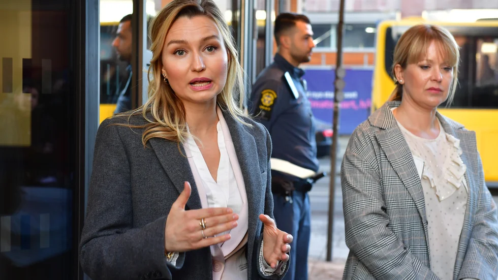 Ebba Busch och hennes ombud Katrin Björklund efter muntliga förhandlingar i Uppsala tingsrätt tidigare i mars.