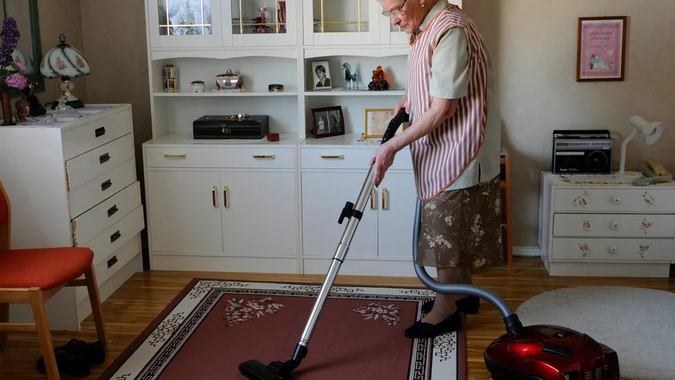 Det är inte genom att sluta dammsuga, eller att acceptera att frysa i våra bostäder, vi klarar utmaningen om elförsörjningen.