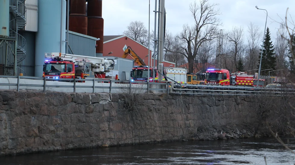 Räddningstjänsten är på plats vid Erasteel i Söderfors.