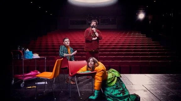 Sanna Sundqvist, Erik Stern och Niklas Mesaros är några av deltagarna i årets första spoken word-föreställning på Dramaten. Pressbild.